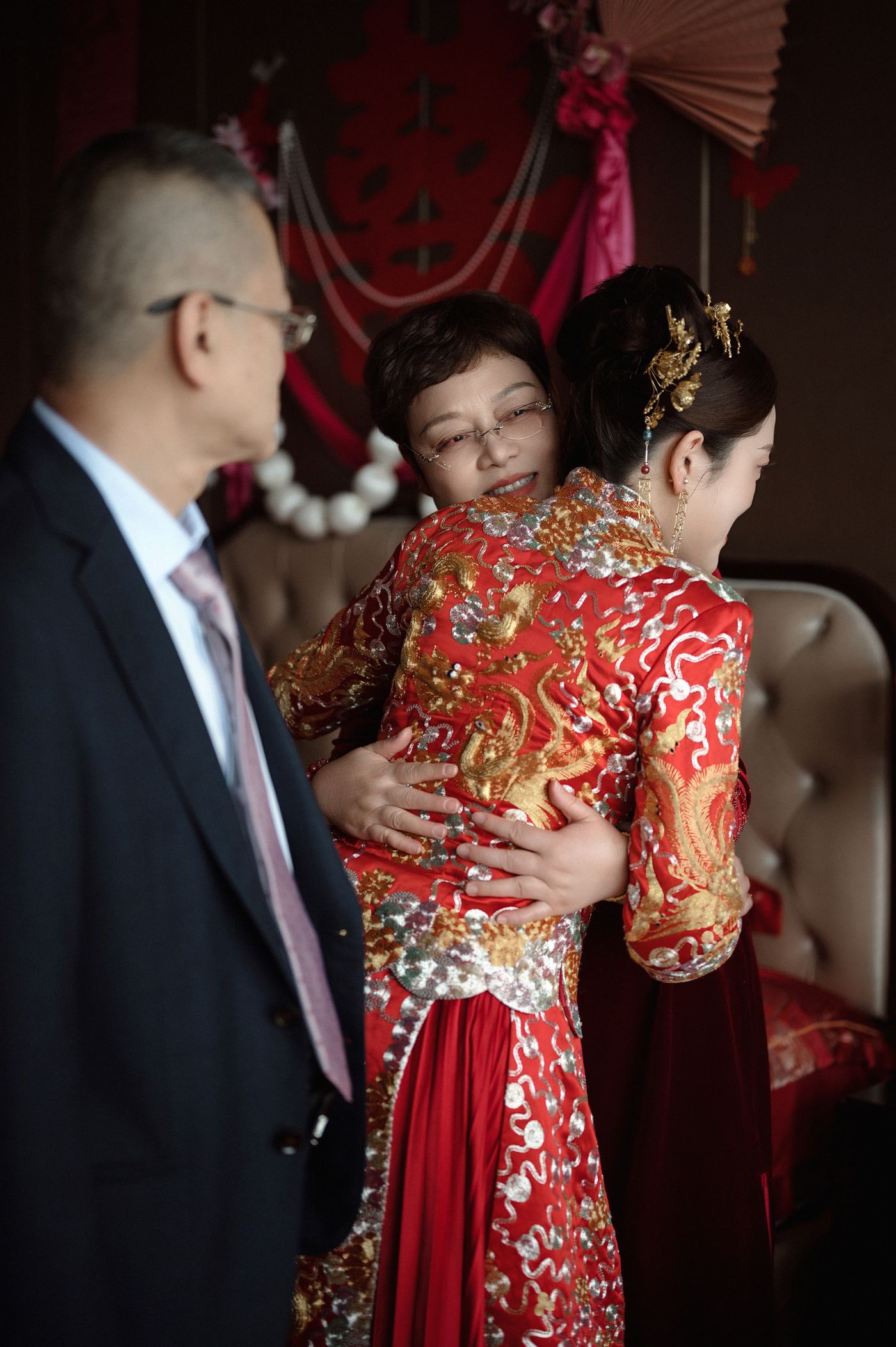 订婚宴家庭拥抱场景示意